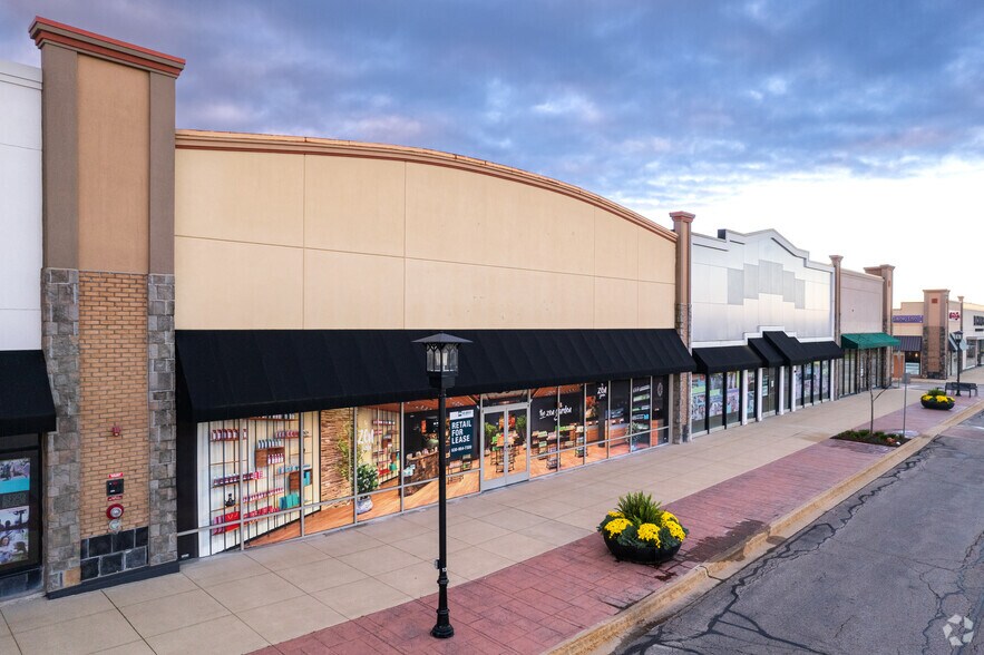 More Photos Of 1800-2124 S Randall Rd, Algonquin Storefront For Lease