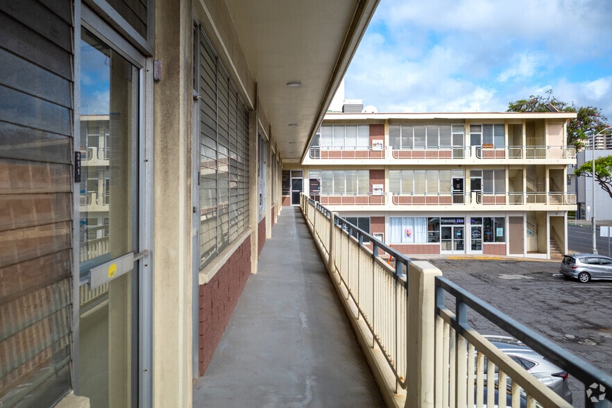 More Photos Of 2065 S King St, Honolulu Storefront Retail Office For Lease