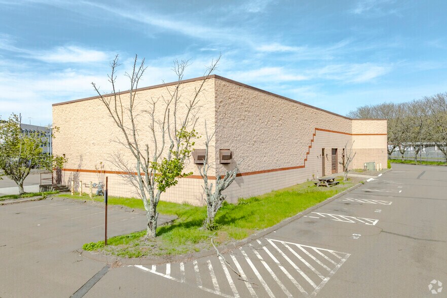 Primary Photo Of 10 Middletown Ave, North Haven Warehouse For Lease