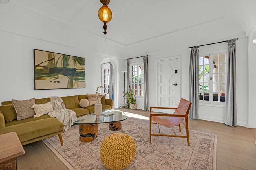 More Photos Of 1915 Ocean Front Walk, Venice Flex For Sale