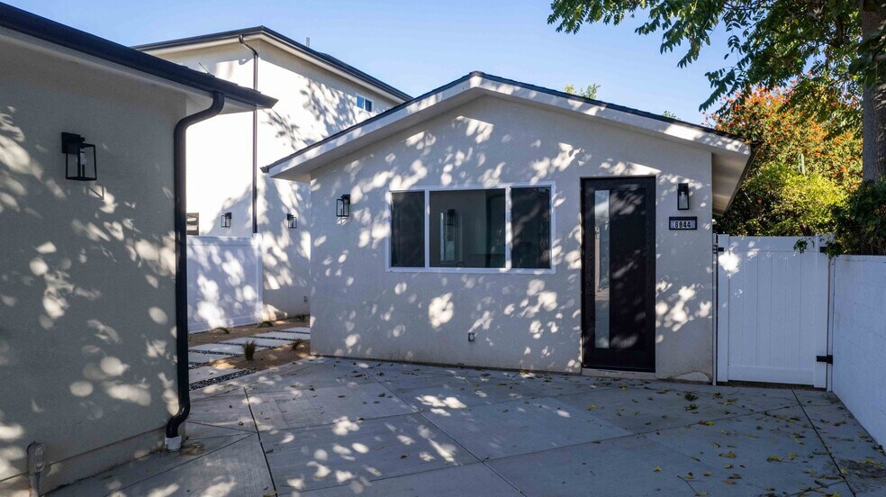 More Photos Of 6842 Cedros Ave, Van Nuys Apartments For Sale