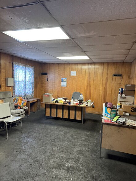 More Photos Of 510 W Burr Oak St, Centreville Manufacturing For Sale
