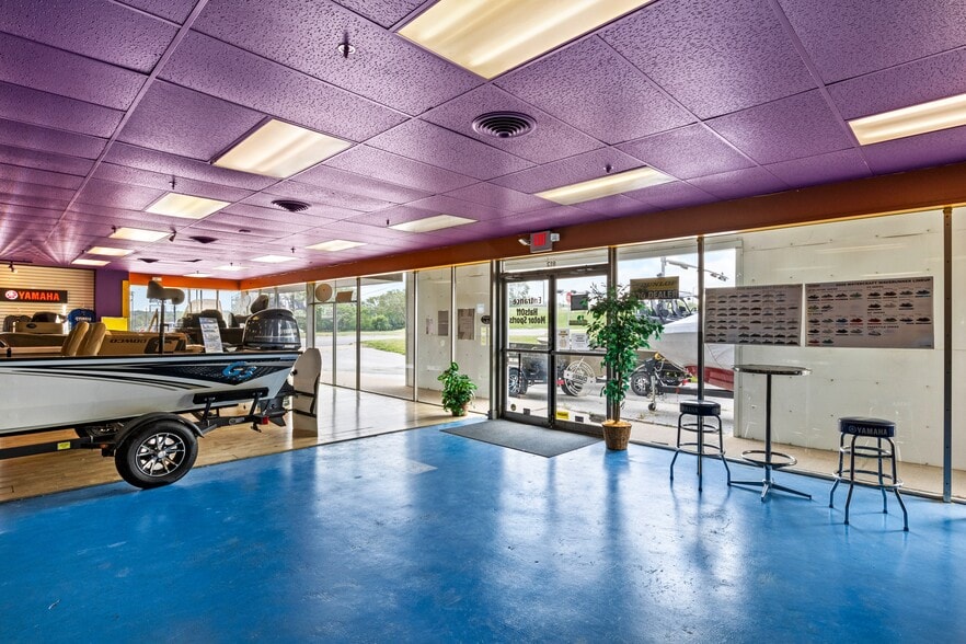 More Photos Of 812 Fort Crook Rd S, Bellevue Showroom For Sale