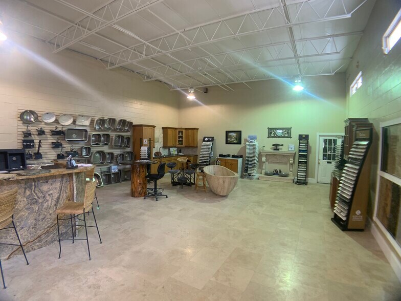 More Photos Of 3199 22nd Ave N, Saint Petersburg Showroom For Lease