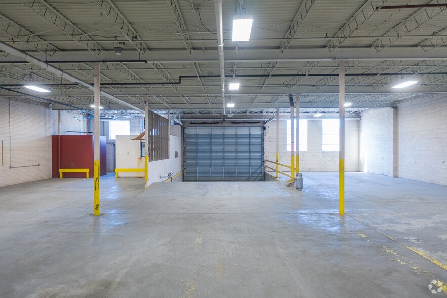More Photos Of 88-92 Sunshine Rd, Kansas City Distribution For Lease