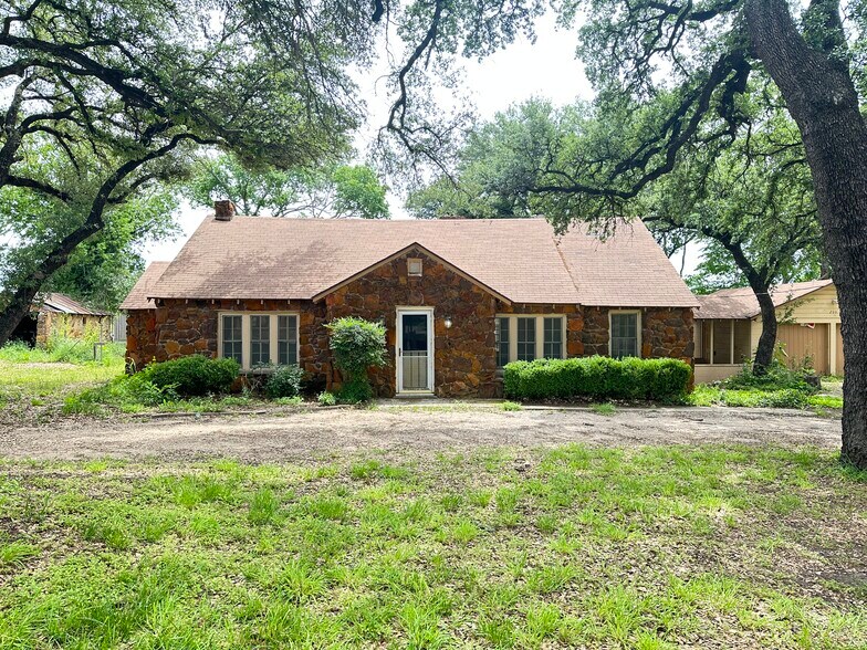 More Photos Of 208 N Stewart St, Azle Office For Sale