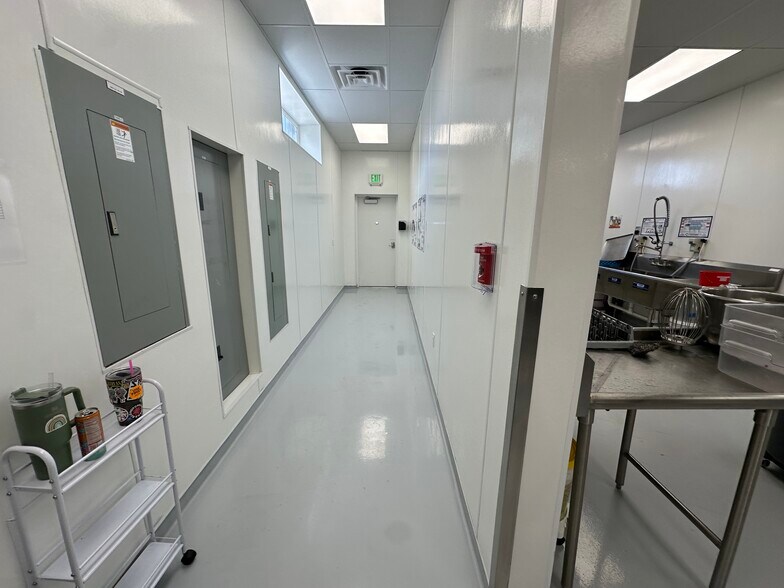 More Photos Of 590 N Main St, Leeds Manufacturing For Sale