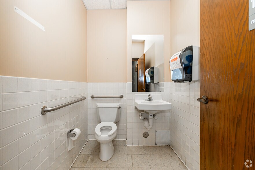 More Photos Of 2535 E Lincoln St, Wichita Medical For Lease