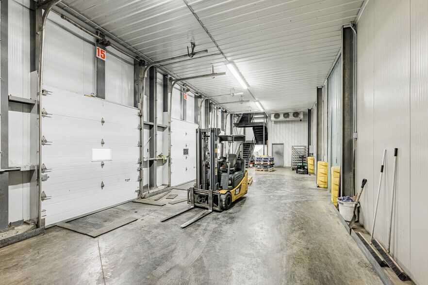 More Photos Of 395 Rue Bonin, Acton Vale Refrigeration Cold Storage For Sale