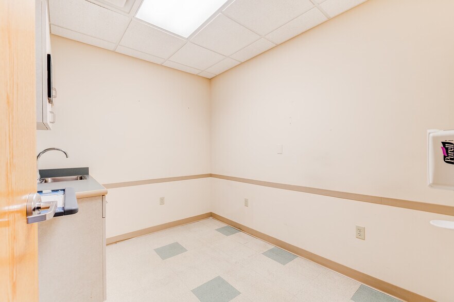More Photos Of 860 NW Washington Blvd, Hamilton Medical For Lease