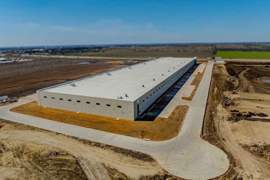 More Photos Of 6100 N Stemmens Fwy, Sanger Unknown For Lease