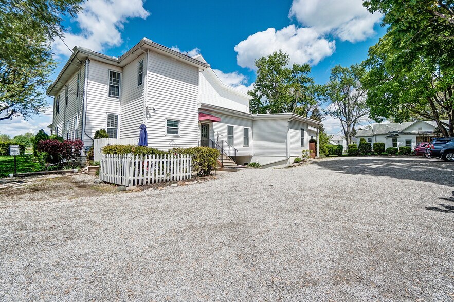 More Photos Of 1550 Lewis Center Rd, Lewis Center Freestanding For Sale