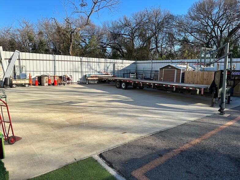 More Photos Of 3900 Davis St W, Dallas Flex For Sale