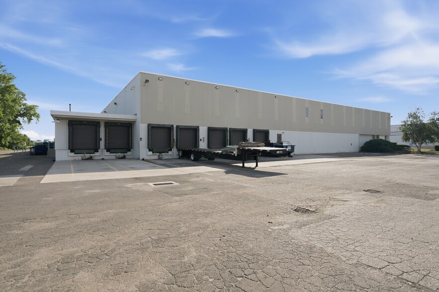 More Photos Of 200 Long Beach Blvd, Stratford Warehouse For Lease
