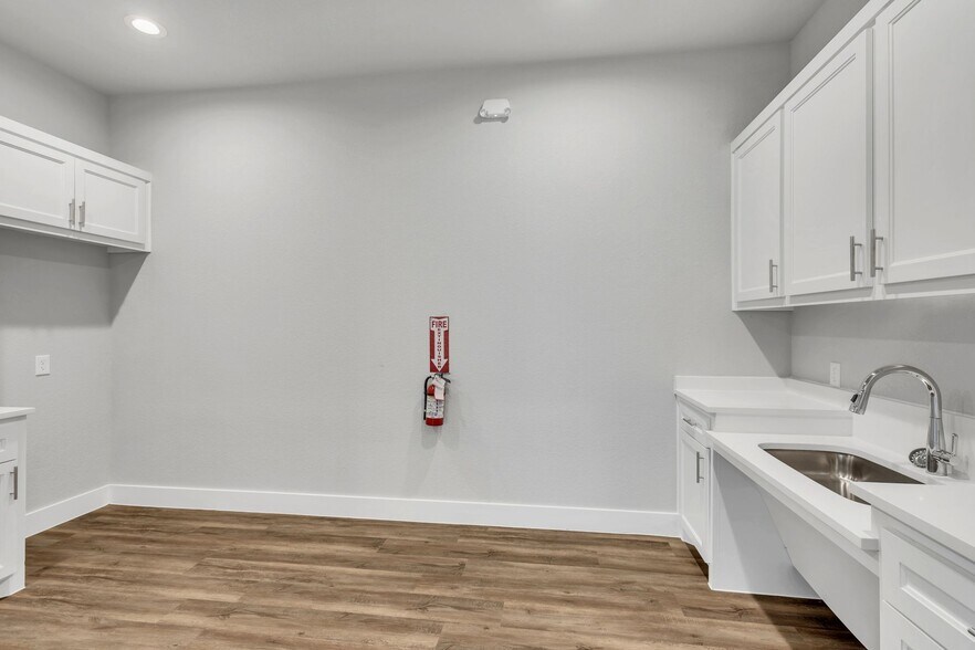 More Photos Of 1701 Fountainview Dr, Mansfield Office For Sale