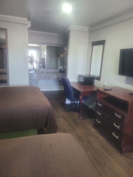 More Photos Of 9000 Airport Blvd, Houston Hotel For Sale