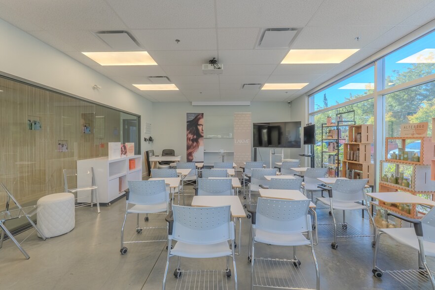 More Photos Of 525 Rue Sagard, St-Bruno-de-Montarville Warehouse For Sale