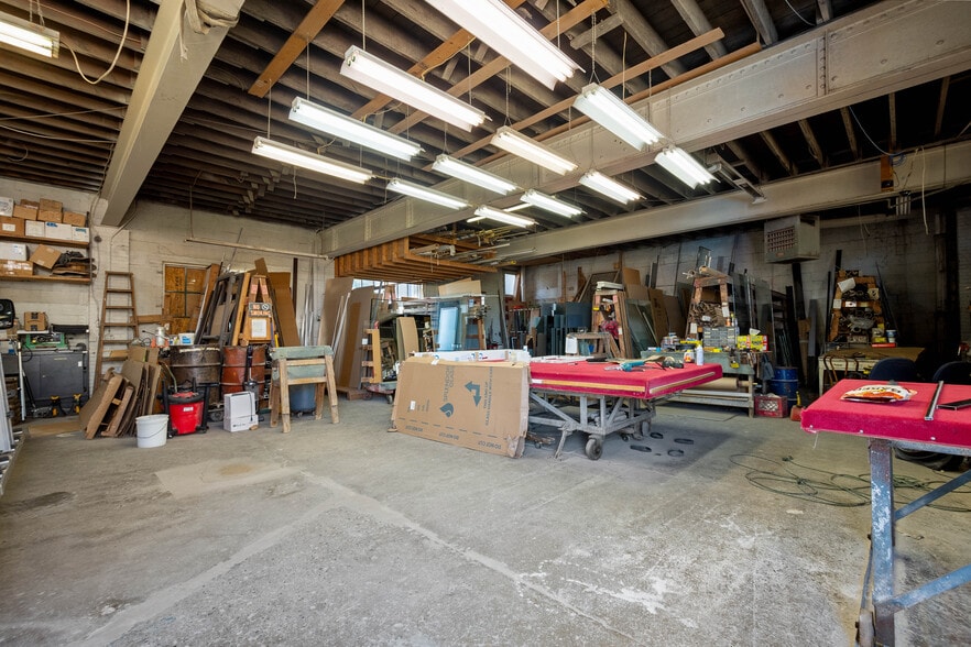 More Photos Of 700 5th Ave, Coraopolis Showroom For Sale