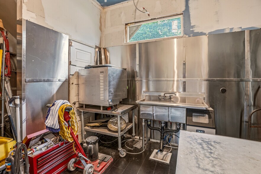 More Photos Of 2926 N Monroe St, Spokane Bar For Sale