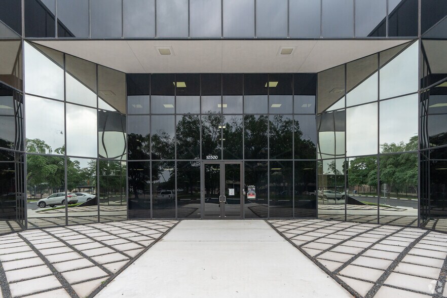 More Photos Of 10500 Richmond Ave, Houston Office For Sale