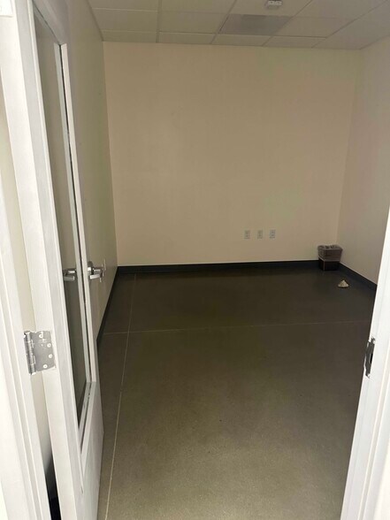 More Photos Of 27559 Newport Rd, Menifee Storefront For Lease