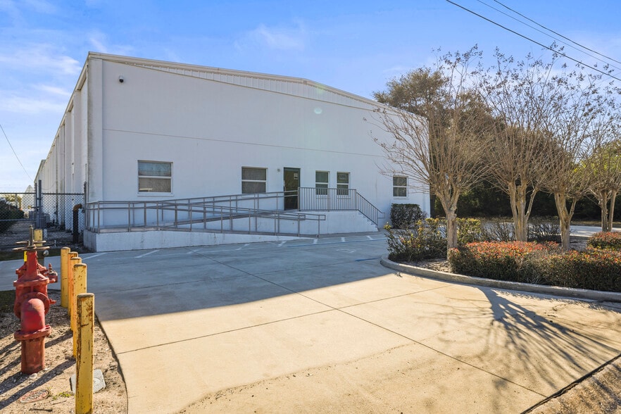 More Photos Of 1555 Sunshine Dr, Clearwater Warehouse For Sale