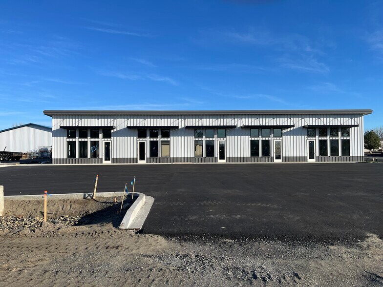 Primary Photo Of 2402 Henderson Loop, Richland Showroom For Lease