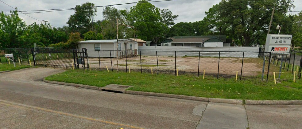 Primary Photo Of 700 Park St, Baytown Auto Dealership For Lease