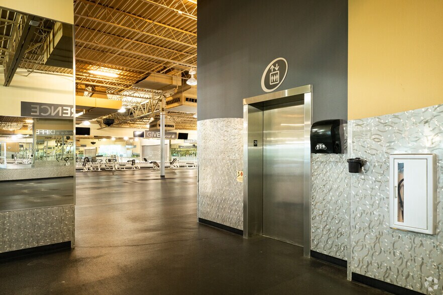 More Photos Of 12400 N Interstate 35, Austin Veterinarian Kennel For Sale