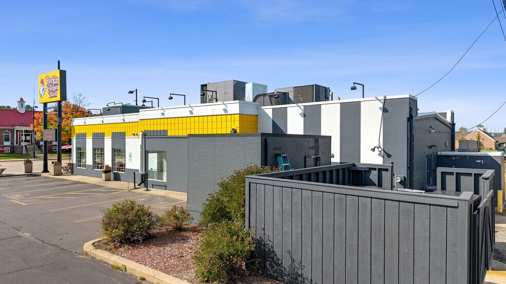 More Photos Of 31 S Wisconsin Dells Pky, Lake Delton Freestanding For Sale