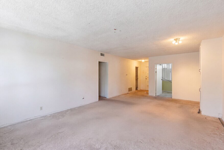 More Photos Of 18611 Clark St, Tarzana Apartments For Sale
