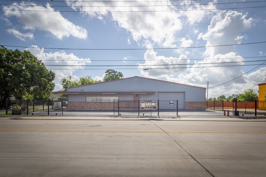 Primary Photo Of 1624 Airline Dr, Houston Warehouse For Sale