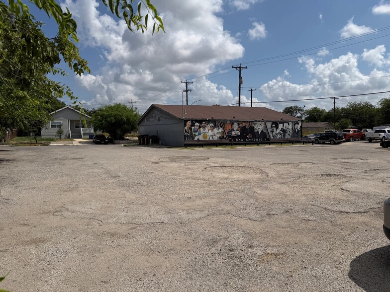 More Photos Of 303 Bellinger St, San Antonio Bar For Sale