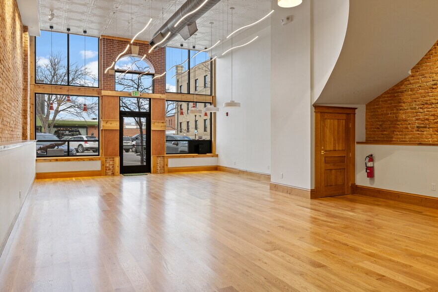 More Photos Of 22 Grinnell Plz, Sheridan General Retail For Lease