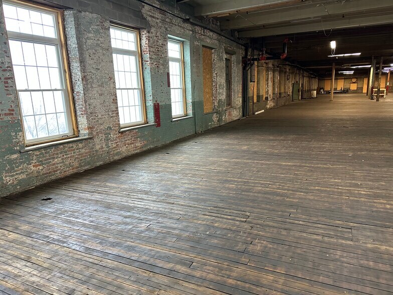 More Photos Of 17 Mill Pl, New York Mills Warehouse For Lease