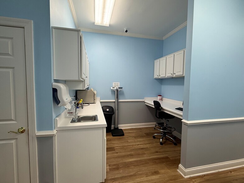 More Photos Of 3535 Roswell Rd, Marietta Office For Lease