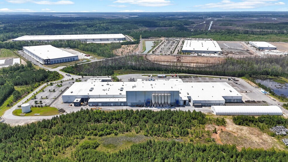 More Photos Of 1 Ceasarstone Dr, Richmond Hill Manufacturing For Sale