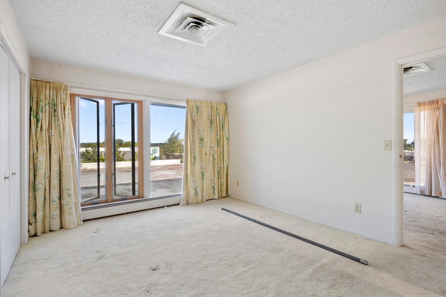 More Photos Of 30-32 N Russell Rd, Albany Office For Sale