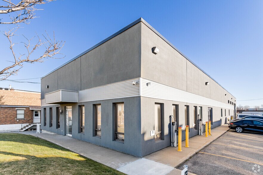 More Photos Of 4590-4600 Boul De La Côte-Vertu, Saint-Laurent Office For Lease