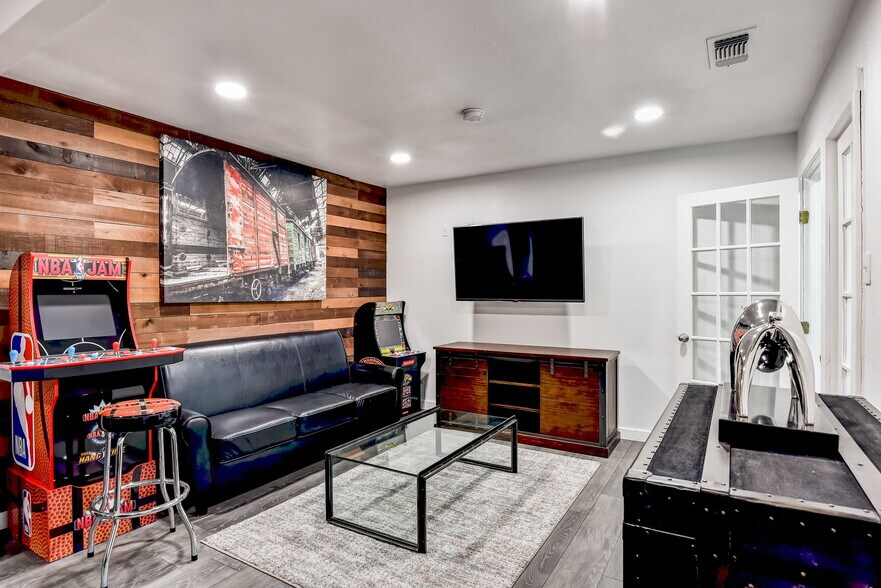 More Photos Of 4803 West Ave, San Antonio Showroom For Lease