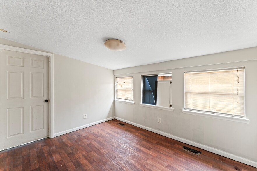 More Photos Of 814 SE Sunnyside School Rd, Blue Springs Warehouse For Sale