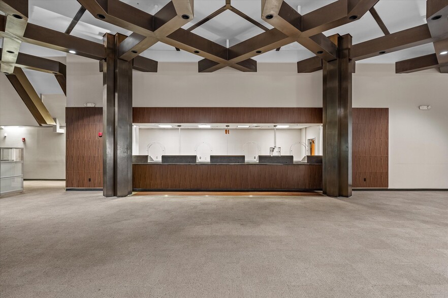 More Photos Of 400 Texas St, Shreveport Office For Sale