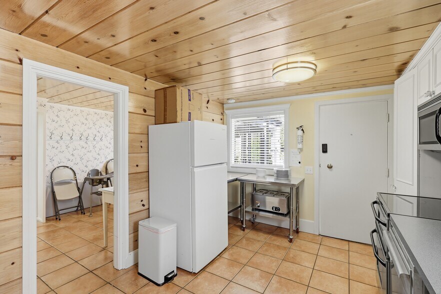 More Photos Of 7001 Savona Access Rd, Thompson-Nicola Hotel For Sale