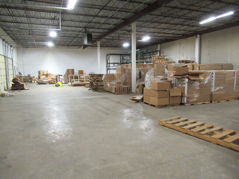 More Photos Of 1300 W Poplar St, Springfield Warehouse For Lease