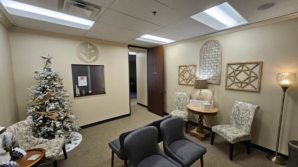 More Photos Of 211 E Parkwood Ave, Friendswood Office For Sale
