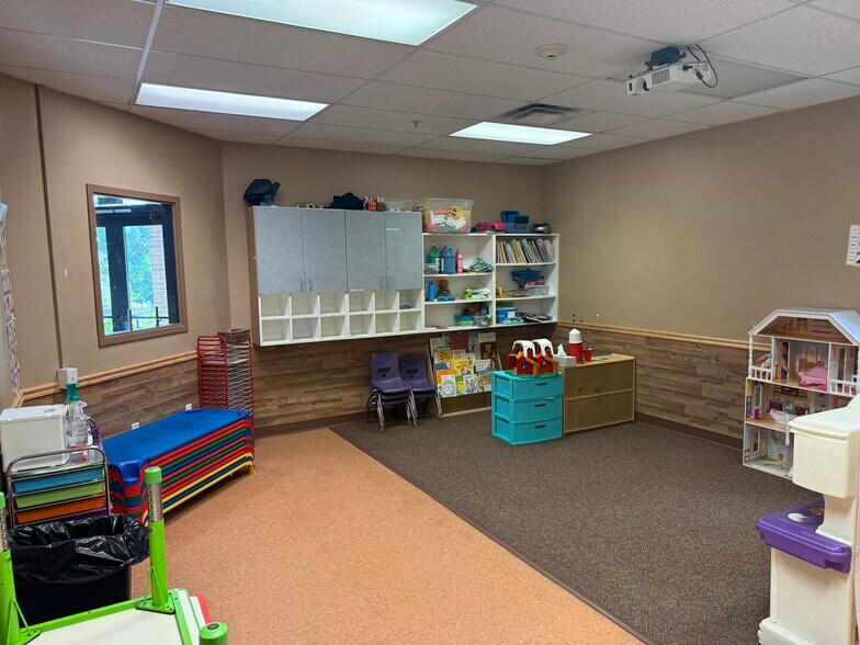 More Photos Of 5225 N 158th Ave, Omaha Daycare Center For Lease