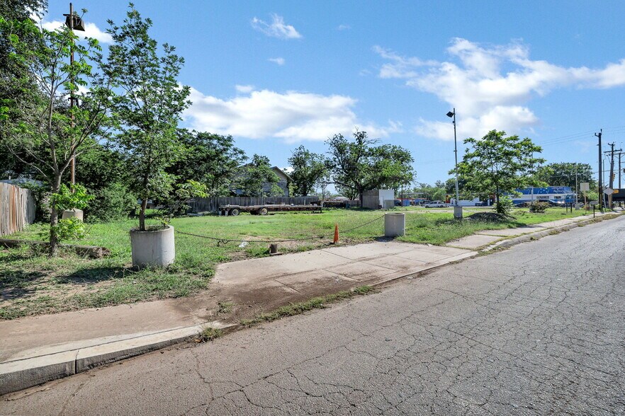More Photos Of 1023 Cupples Rd, San Antonio Land For Sale