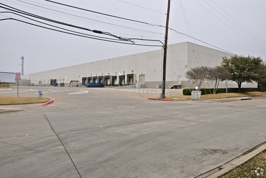 More Photos Of 1700 Summit Ave, Plano Warehouse For Lease