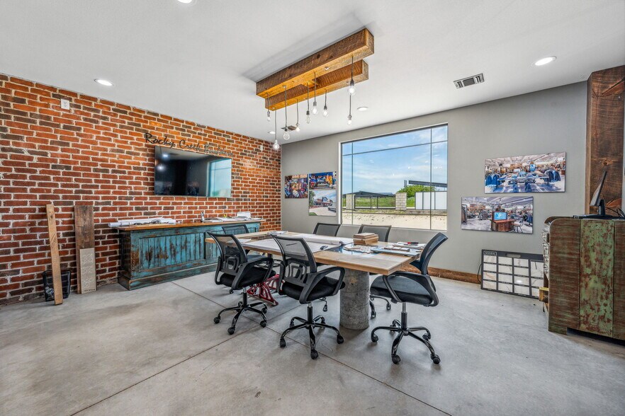 More Photos Of 1330 N US Highway 281, Stephenville Manufacturing For Lease