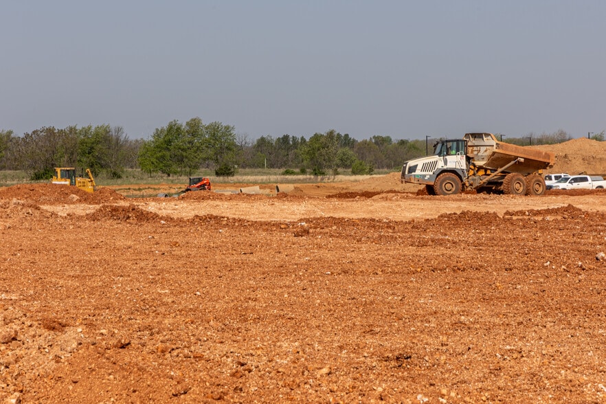 More Photos Of 5100 SW Regional Airport Blvd, Bentonville Warehouse For Lease